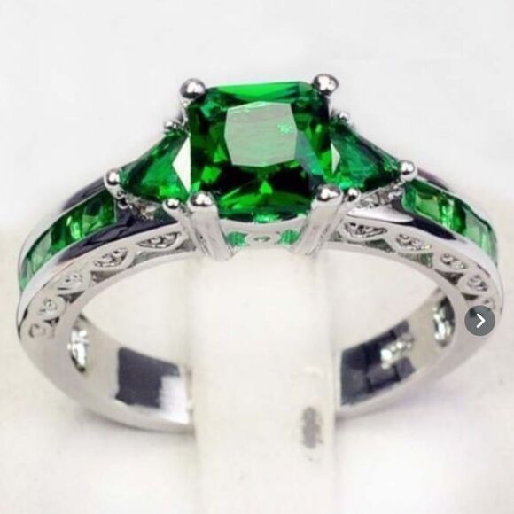 ✨🆕✨Classy Chic Silver Tone Dainty Simulated Emerald Stone Ring 💍 ✨ - Picture 1 of 10